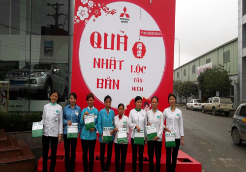 Cleanhouse Việt Nam trao tặng 400 chiếc áo mưa nhân ngày 8/3